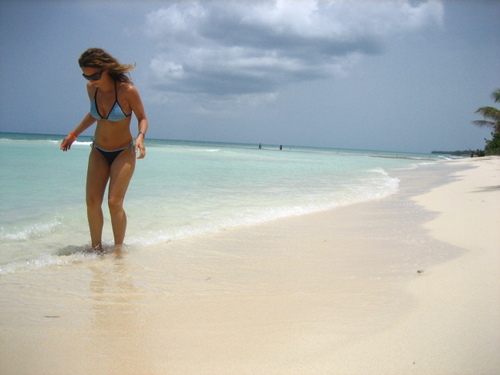 La blonde sur la plage